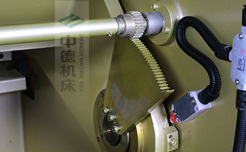 ZDS-450采用高精度刀片間隙調節(jié)齒輪，經過淬火高硬度又耐磨，表面鍍鋅不生銹，長年累月使用依然有很高的調節(jié)精度.jpg