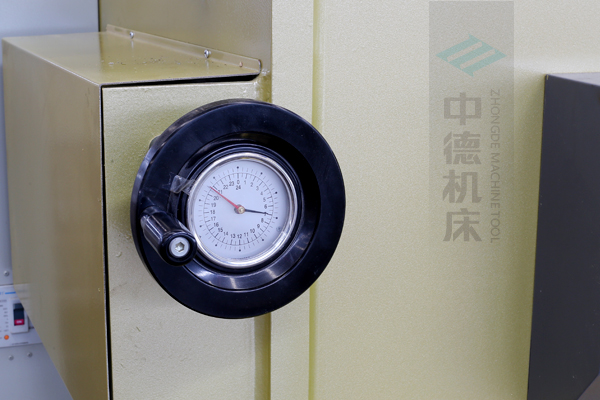 ZDG-832刀片間隙調(diào)節(jié)裝置，設(shè)置在機架前面，并有刻度顯示，調(diào)節(jié)方便.jpg
