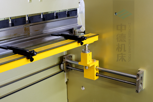ZDP-10032高精度x軸結(jié)構(gòu)，采用滾珠絲桿，精度高無游隙，淬火高強(qiáng)度擋指，并有倒三角鎖卡裝置不掉落.jpg