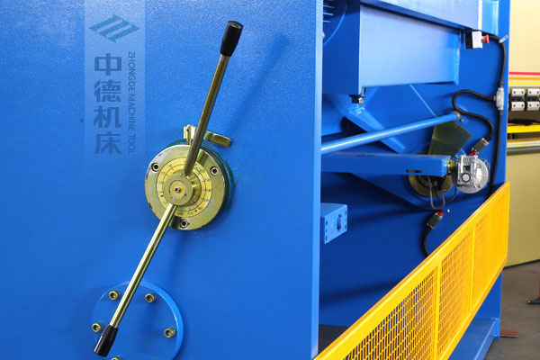 ZDSK-1632剪板機(jī)刀片間隙手動調(diào)節(jié)器，刻度清淅，調(diào)節(jié)省力又簡便.jpg