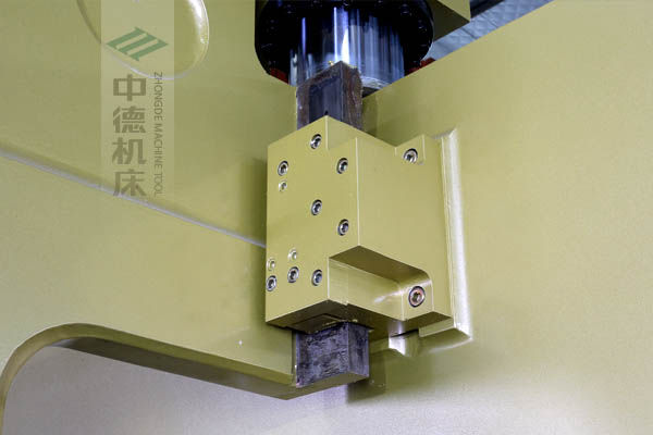 ZDP-16060加厚型滑塊導(dǎo)軌，強(qiáng)有力的保持滑塊間隙，有效減少工作時的抖動.jpg