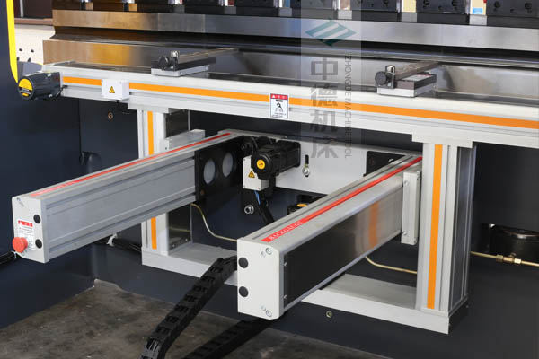 ZDPE8025-4+1軸全封套加強(qiáng)型鋁合金后檔料系統(tǒng)，內(nèi)有成套滾珠絲桿和直線導(dǎo)軌，精度高速度快噪音低.jpg