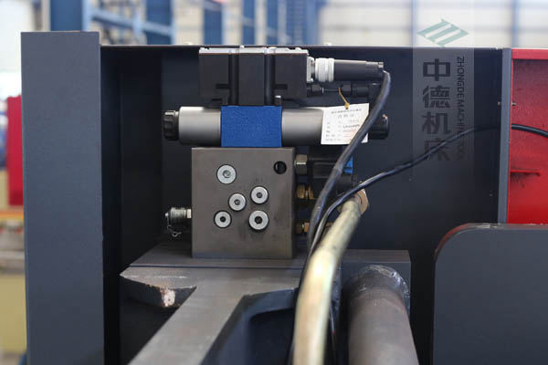 ZDPE8025采用進(jìn)口液壓系統(tǒng)，穩(wěn)定無故障，耐高溫高壓，持久工作精度高.jpg