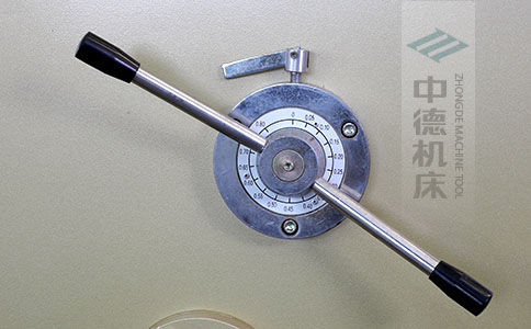 ZDS-640剪板機刀片間隙手動調(diào)節(jié)器，刻度清淅，調(diào)節(jié)省力又簡便.jpg