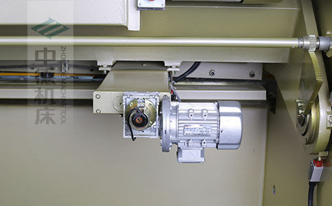 ZDS-640剪板機后檔料結(jié)構(gòu)，平行度高，并采用國內(nèi)一流品牌軸承，耐磨抗壓壽命長.jpg